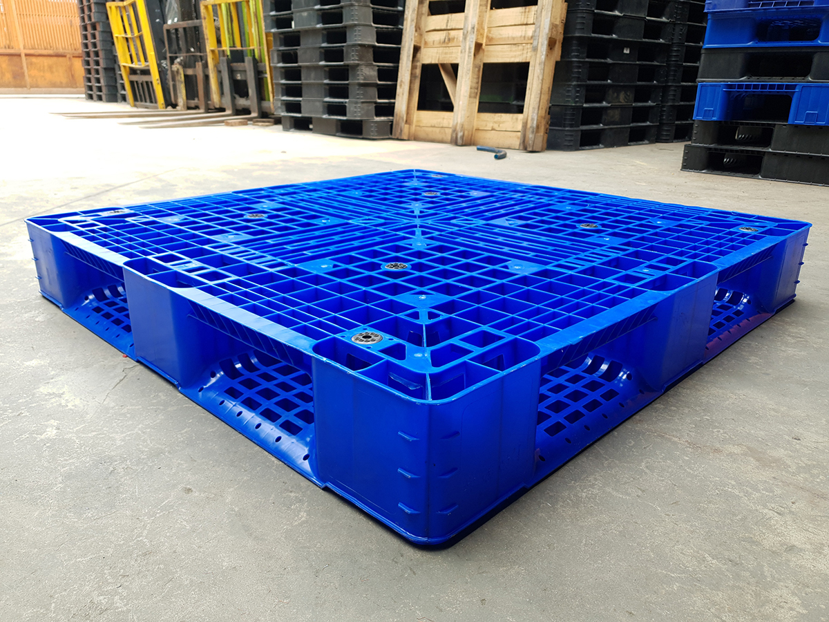 ứng dụng của pallet nhựa lót sàn 