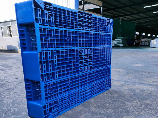 Pallet nhựa chống tính điện là gì? Ứng dụng ra sao?